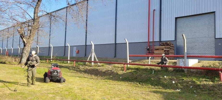 Predio de empresa con césped mantenido por EV Soluciones